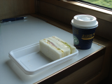 サンドイッチとホットコーヒー