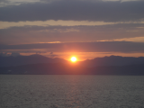 船から見る夜明け