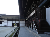 清涼殿前から紫宸殿裏を見る